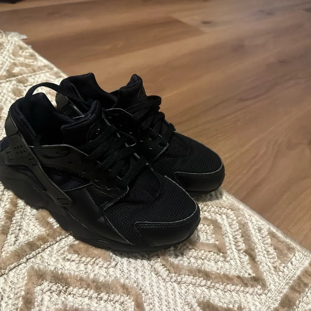 Nike huaraches size 5.5y - Picture 3 of 3